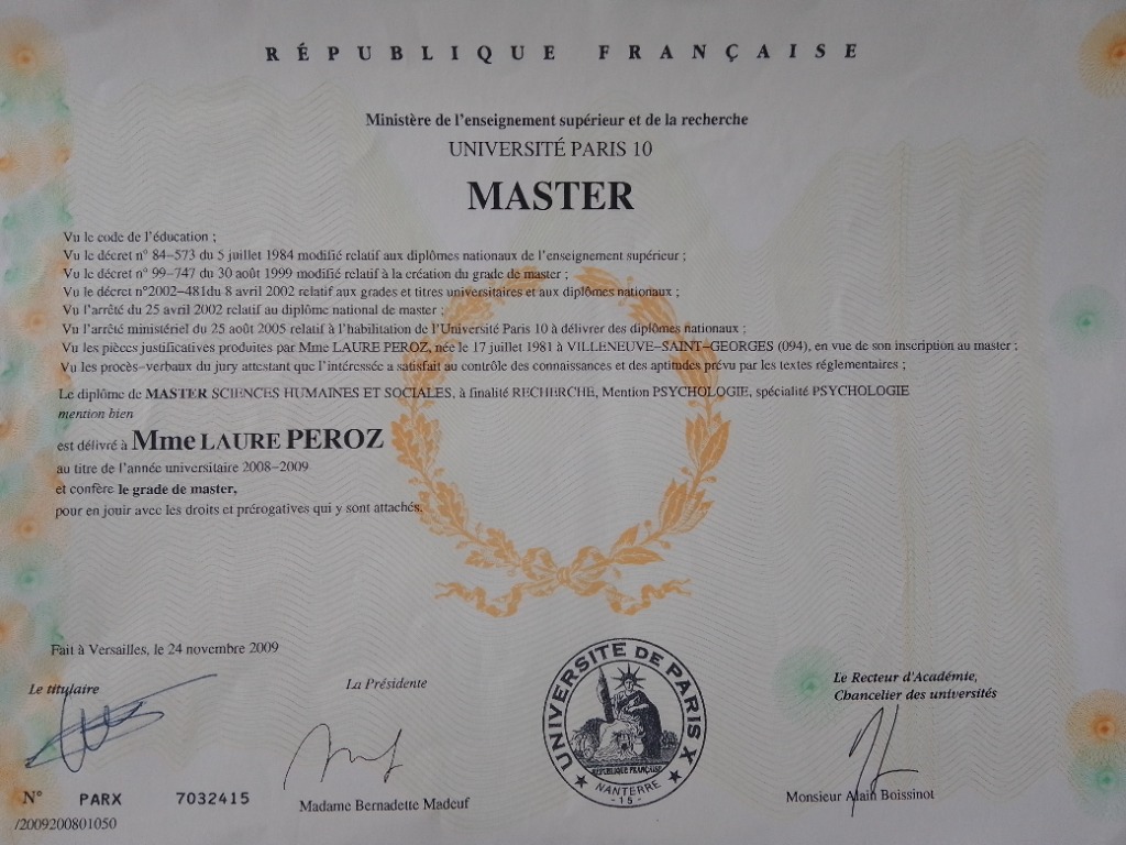 photo diplome Laure Péroz Psychologue clinicienne