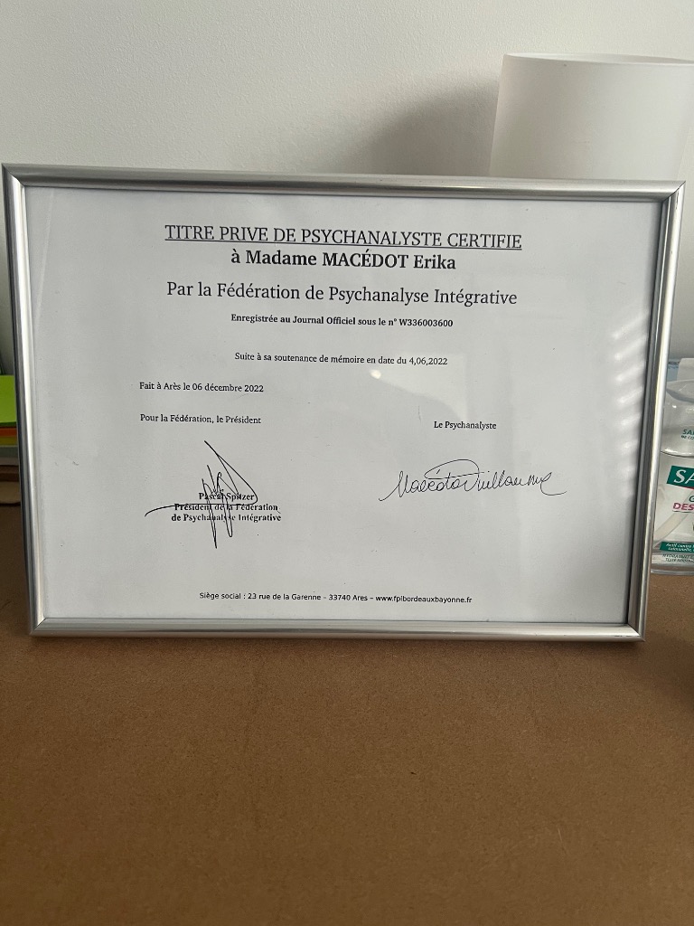 photo diplome Erika Macédot-Guillaume