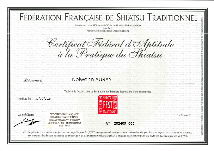 photo diplome Nolwenn Auray Corporessence Shiatsu