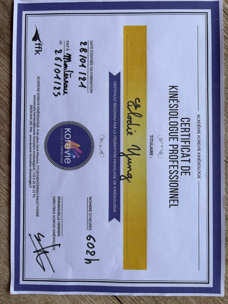 photo diplome Elodie YUNG Kinésiologie