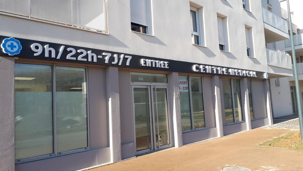 photo cabinet KARENN ANTICH/SOPHRO-SANTE