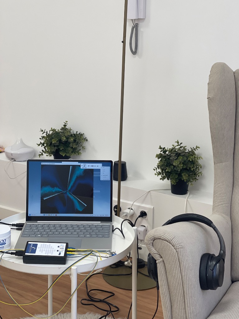 photo cabinet AC WELLNESS CENTER NEUROFEEDBACK 