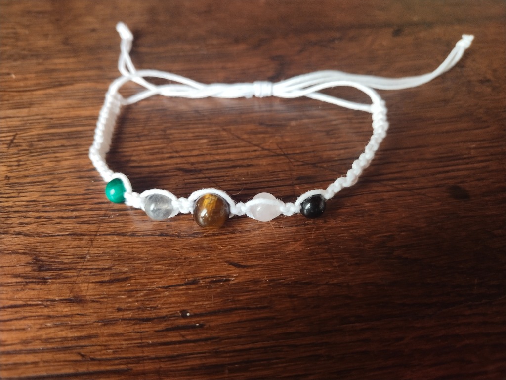 illustration Bracelet tressé et informés en pierres naturelles