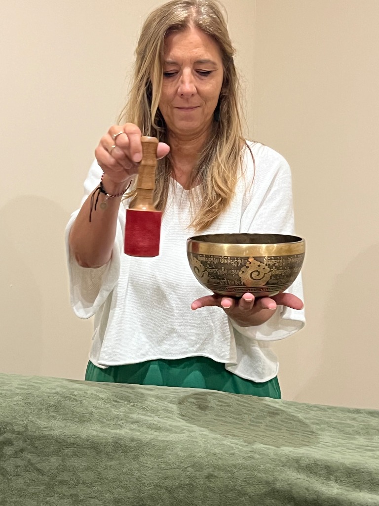 illustration MASSAGE SONORE AUX BOLS TIBETAINS