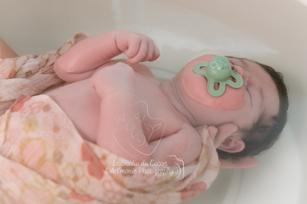 illustration Bain Enveloppé Chrysalide du nouveau né