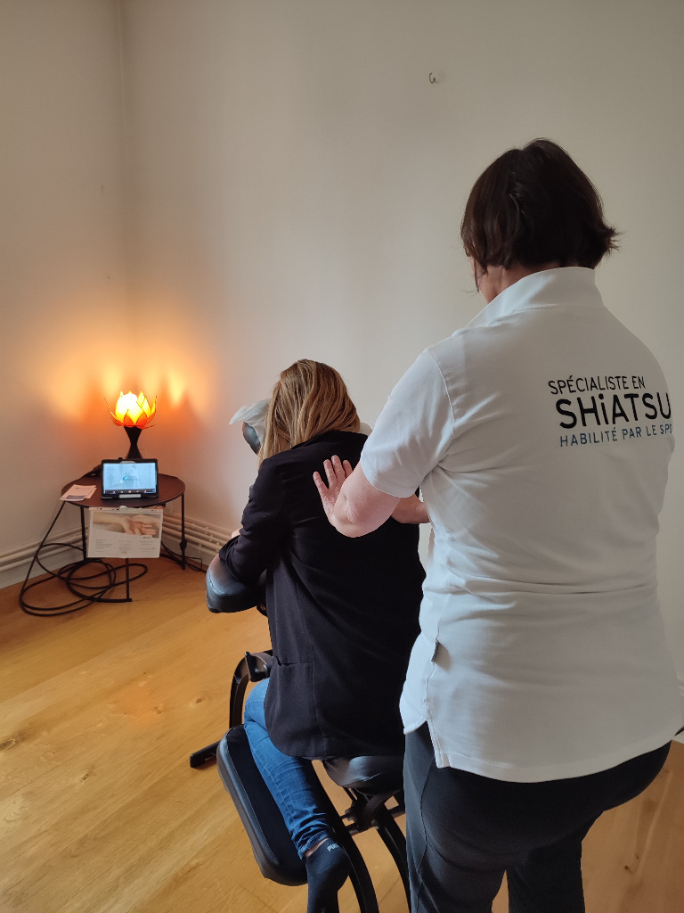 illustration Samedi 18 Avril 2026 Shiatsu sur chaise ergonomique