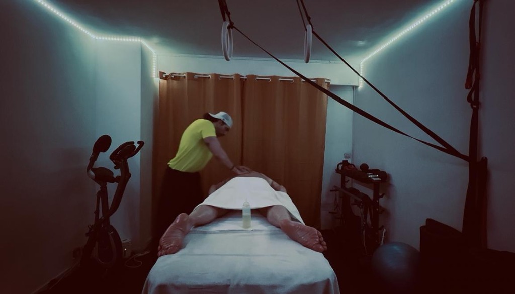 illustration Praticien en massage profond, je propose un accompagnement axé sur la performance, la récupération et le bien-être global.