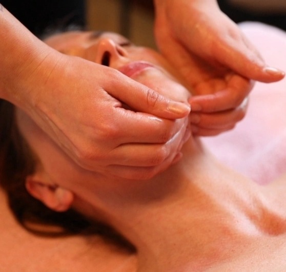 illustration Not sure which treatment to choose?  We've got you  Face. Body. Results.  Here's what to choose.