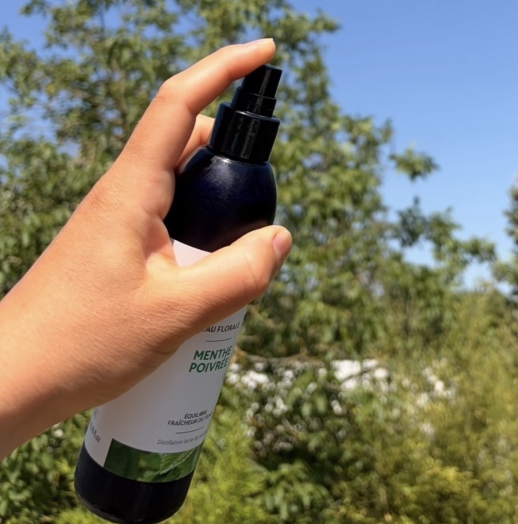 illustration Canicule et jambes lourdes : le réflexe fraîcheur en 10 secondes !