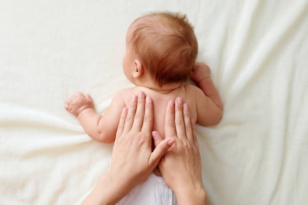 illustration massage bébé à domicile