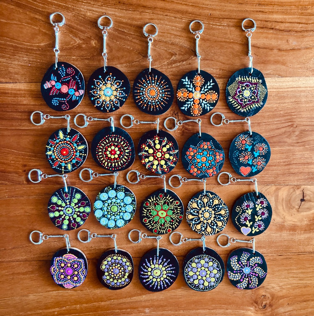 illustration Peinture sur galets ou porte-clefs en bois