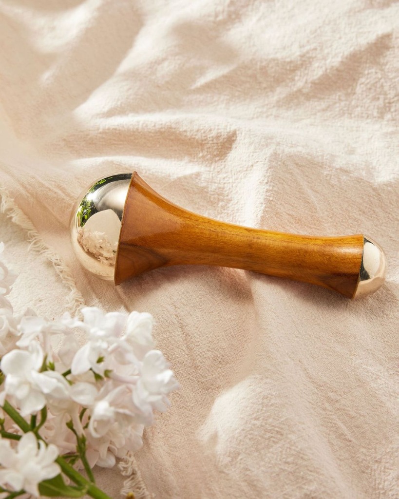 illustration ✨ NOUVEAUTÉ : le massage ayurvédique du visage & du crâne au « Kansa Wand » 🌿